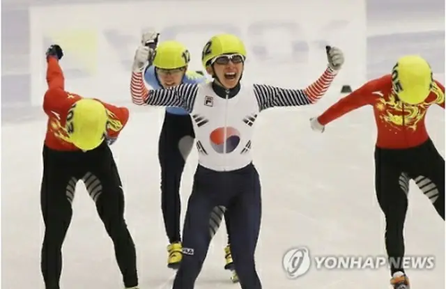 １位でゴールするパク（中央）＝２０日、札幌（聯合ニュース）