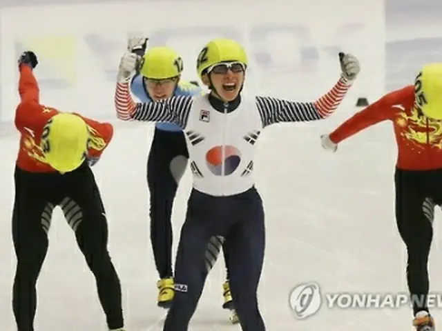 １位でゴールするパク（中央）＝２０日、札幌（聯合ニュース）