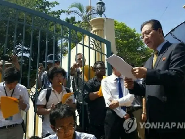 北朝鮮大使館前で会見を行うカン大使＝２０日、クアラルンプール（聯合ニュース）