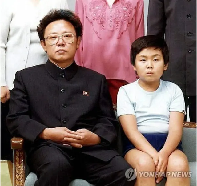 金正日氏（左）と幼少のころの金正男氏（女性中央提供）＝（聯合ニュース）