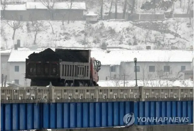 石炭を積んで北朝鮮と中国を行き来する車両（資料写真）＝（聯合ニュース）