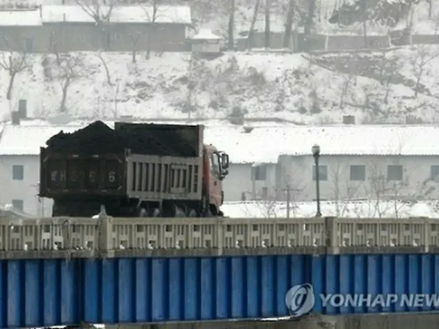 石炭を積んで北朝鮮と中国を行き来する車両（資料写真）＝（聯合ニュース）