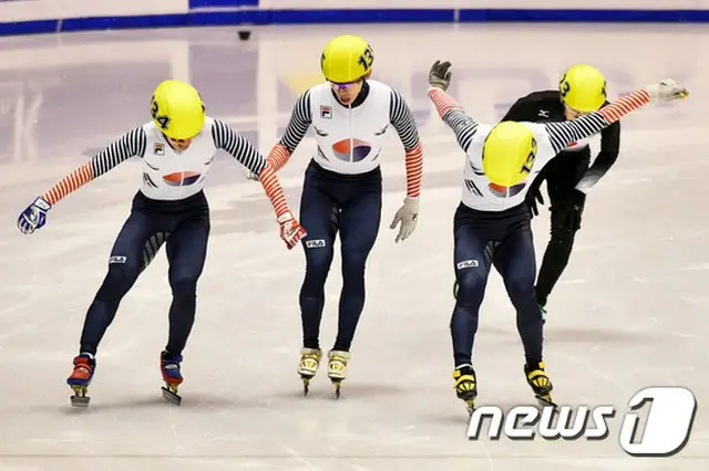 ＜冬季ア大会＞韓国男女ショートトラック1000メートル、アベック優勝（提供:news1）