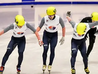 ＜冬季ア大会＞韓国男女ショートトラック1000メートル、アベック優勝