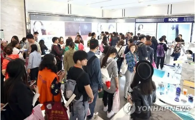 中国人観光客で混み合う免税店の化粧品売り場＝（聯合ニュース）