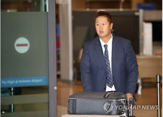 仁川国際空港に到着したＷＢＣ代表の李大浩＝２３日、仁川（聯合ニュース）