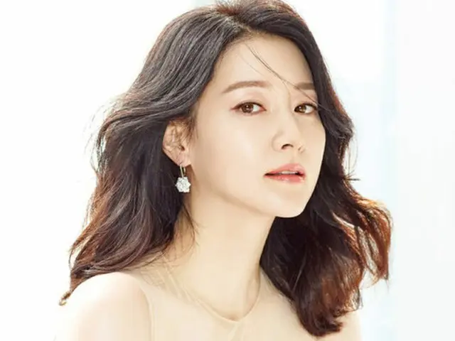 韓国女優イ・ヨンエ（46）のビューティー画報が「COSMOPOLITAN」3月号を通して公開された。（提供:OSEN）