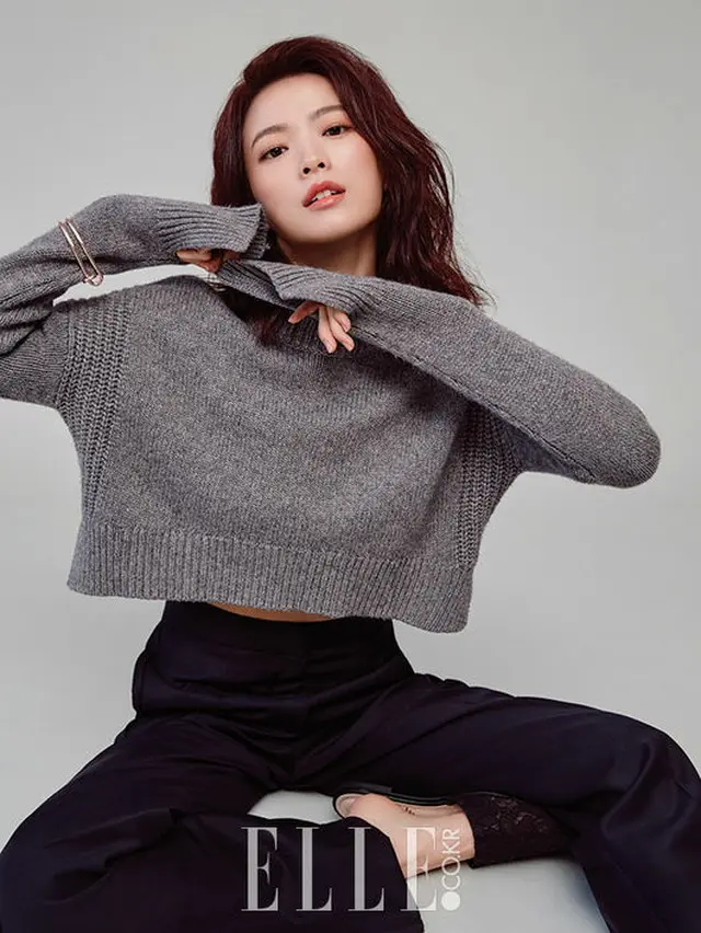 チョン・ウヒ（29）が雑誌「ELLE」3月号を通して魅力を発散した。画報のチョン・ウヒは長袖のニットセーターを着こなし、美しく愛らしい姿を見せた。（提供:OSEN）