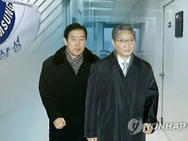 未来戦略室の崔志成室長（左、副会長）と張忠基次長（社長）＝（聯合ニュースＴＶ）