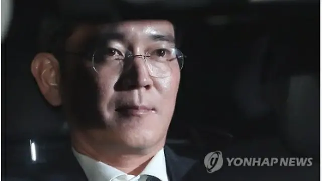 ソウル中央地裁の令状審査後、ソウル拘置所に入る李氏＝１６日、義王（聯合ニュース）