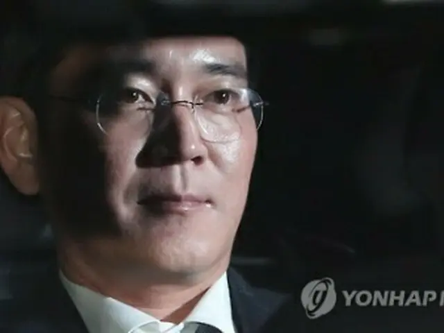 ソウル中央地裁の令状審査後、ソウル拘置所に入る李氏＝１６日、義王（聯合ニュース）