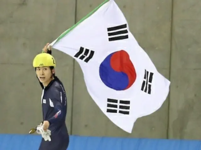 マススタートで優勝し国旗を手に喜びを表す李承勲＝（聯合ニュース）