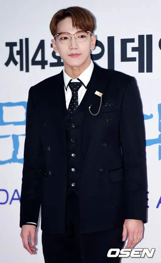 韓国アイドルグループ「2PM」Jun.K（29）がコンサート中の転落事故により、肘（ひじ）と指を骨折した。