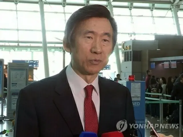 ２６日、スイスへ出国する尹炳世長官＝（聯合ニュースＴＶ）
