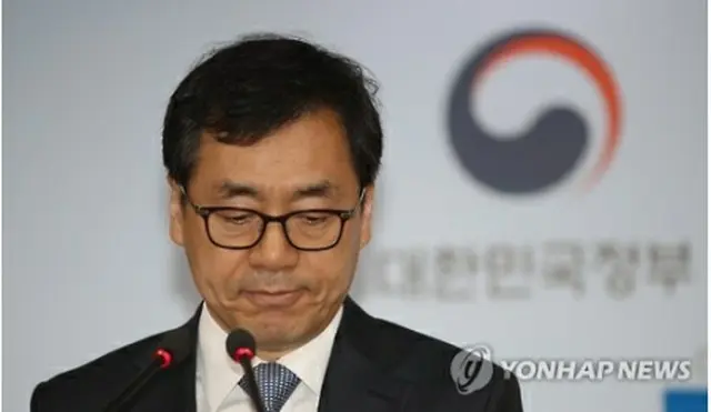 捜査期間の延長を受け入れない方針を発表する国務総理室の洪広報室長＝２７日、ソウル（聯合ニュース）