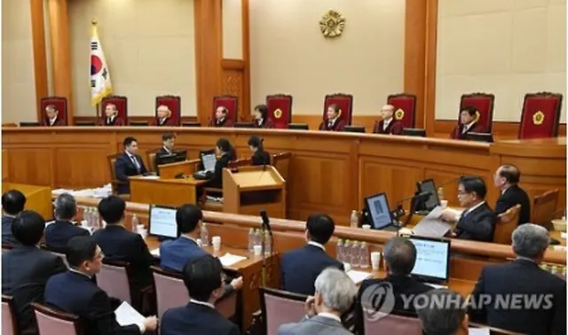 憲法裁で開かれた最終弁論＝２７日、ソウル（聯合ニュース）