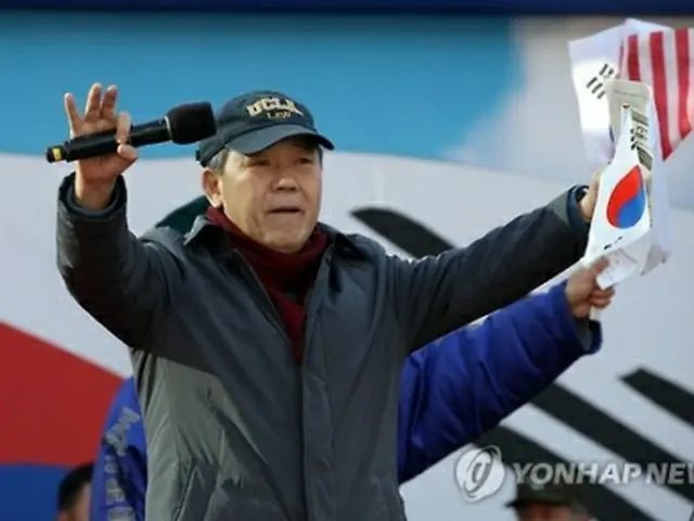 先月２５日に開かれた弾劾棄却を求める集会で発言する金平祐氏＝（聯合ニュース）