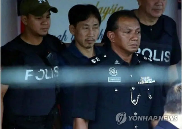 マレーシアの警察署で釈放されるリ氏（左から２人目）＝３日、クアラルンプール（聯合ニュース）