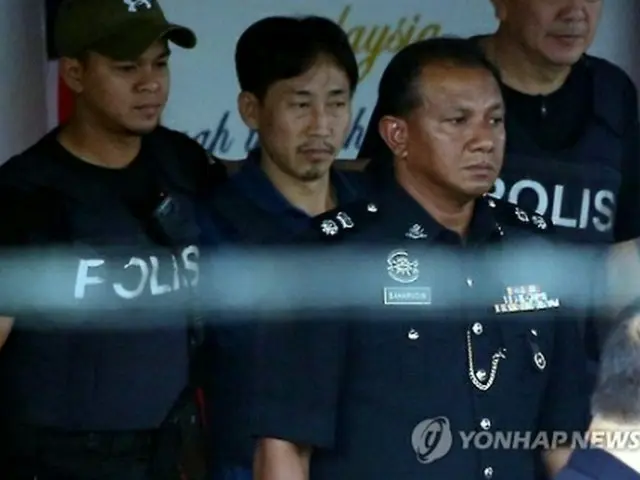 マレーシアの警察署で釈放されるリ氏（左から２人目）＝３日、クアラルンプール（聯合ニュース）