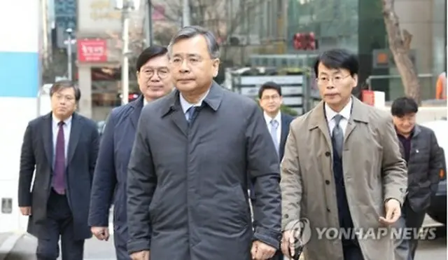事務所を出る朴特別検察官（中央）や捜査チーム関係者ら＝３日、ソウル（聯合ニュース）