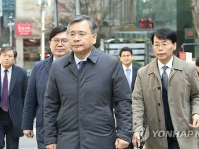 事務所を出る朴特別検察官（中央）や捜査チーム関係者ら＝３日、ソウル（聯合ニュース）