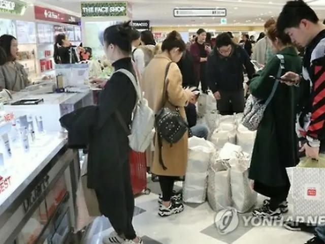 ５日、ソウルの免税店で買い物をする中国人客＝（聯合ニュース）