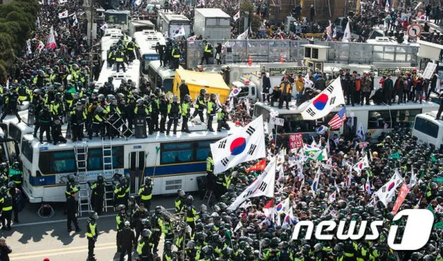 ＜韓国大統領罷免＞憲法裁判所前の弾劾反対集会が激化…死亡者2人・負傷者続出（提供:news1）