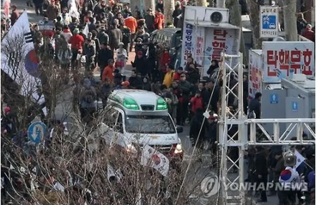 集会で現場で倒れた参加者を病院に運ぶ救急車＝（聯合ニュース）