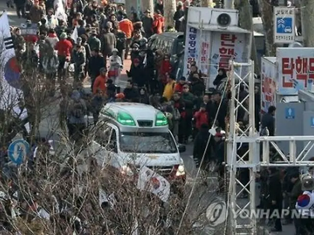 集会で現場で倒れた参加者を病院に運ぶ救急車＝（聯合ニュース）