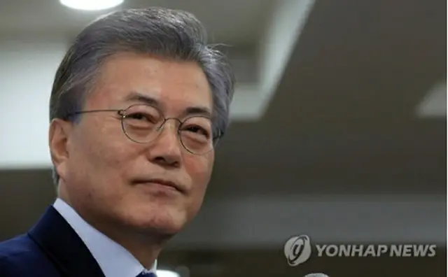 次期大統領選候補の支持率で圧倒的なリードを保つ文氏＝（聯合ニュース）