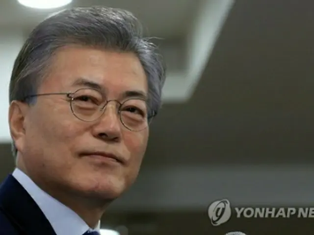 次期大統領選候補の支持率で圧倒的なリードを保つ文氏＝（聯合ニュース）