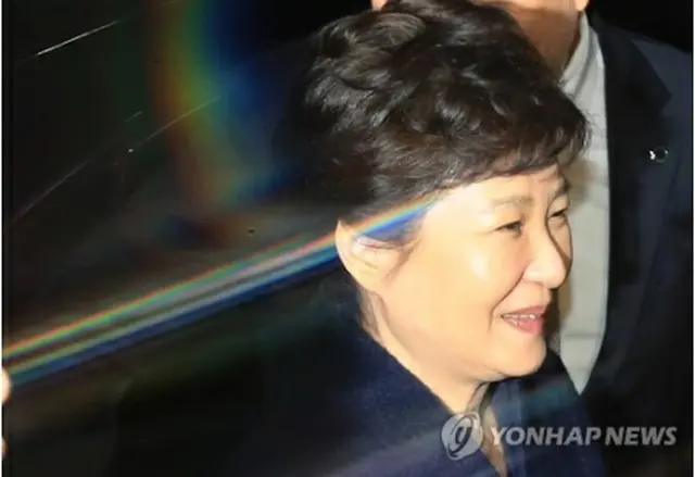 朴氏は１２日に青瓦台（大統領府）官邸を出て、ソウル市内の自宅に戻った＝１２日、ソウル（聯合ニュース）