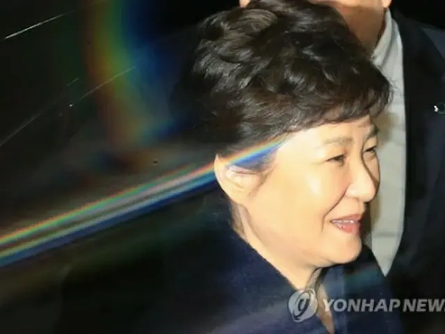 朴氏は１２日に青瓦台（大統領府）官邸を出て、ソウル市内の自宅に戻った＝１２日、ソウル（聯合ニュース）