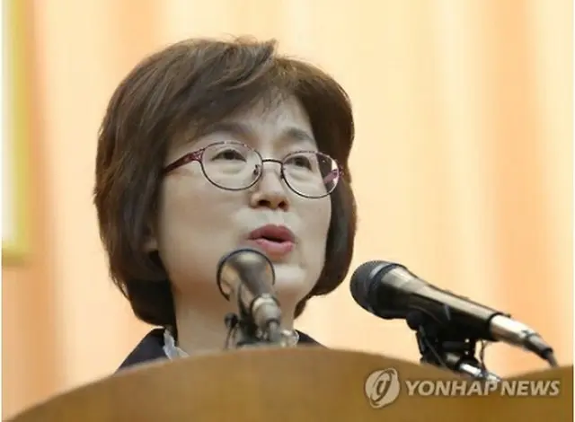 退任式であいさつする李貞美氏＝１３日、ソウル（聯合ニュース）