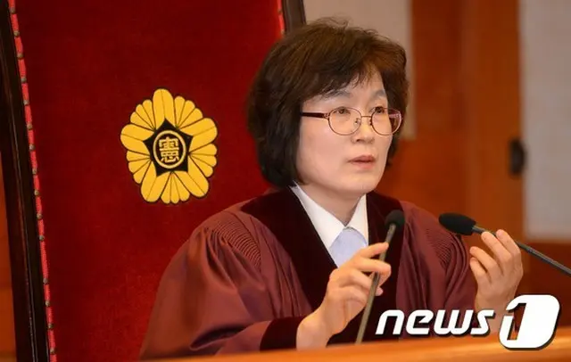 朴槿恵前大統領の罷免を宣告した憲法裁判所の所長代行、李貞美（イ・ジョンミ）裁判官が退任式のあいさつで、「苦痛を伴う難しい決定だった」とし、「これからは和合と共生が必要だ」と述べた。