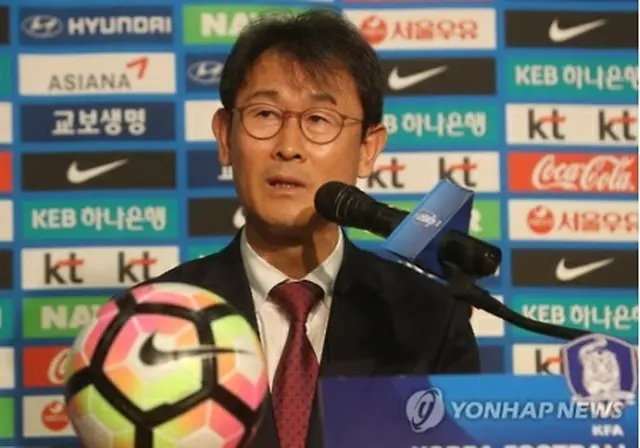 代表メンバーを発表する尹徳汝監督＝１３日、ソウル（聯合ニュース）