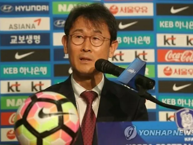 代表メンバーを発表する尹徳汝監督＝１３日、ソウル（聯合ニュース）