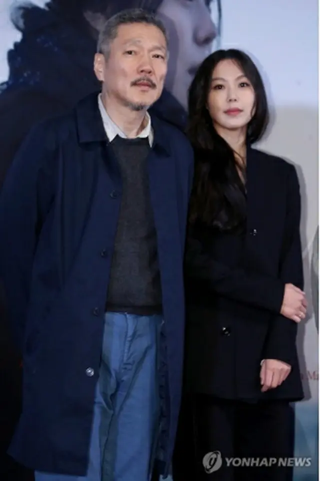 試写会に出席したキム・ミニ（右）とホン・サンス監督＝１３日、ソウル（聯合ニュース）