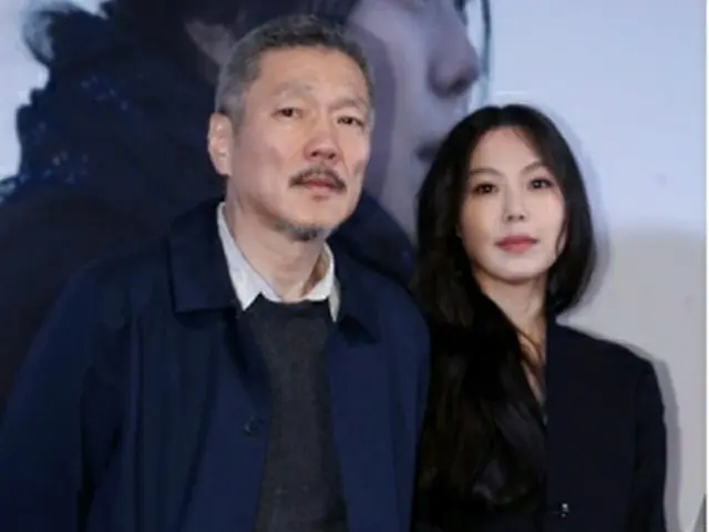 試写会に出席したキム・ミニ（右）とホン・サンス監督＝１３日、ソウル（聯合ニュース）