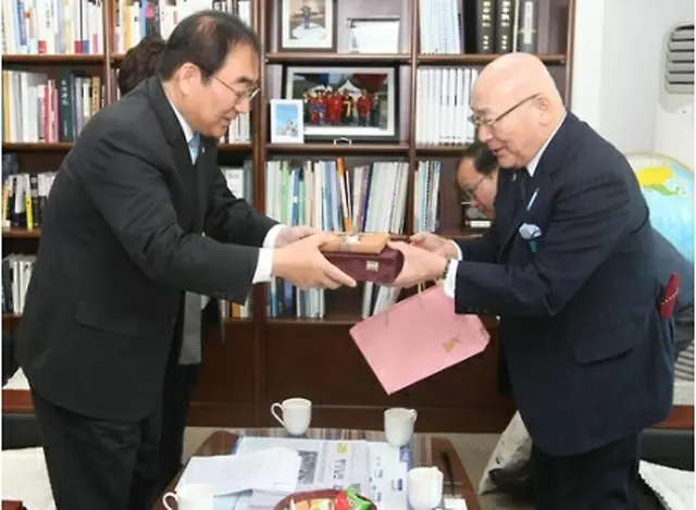 李承勲・清州市長（左）と国際箸文化協会の浦谷兵剛理事長（同市提供）＝１４日、清州（聯合ニュース）