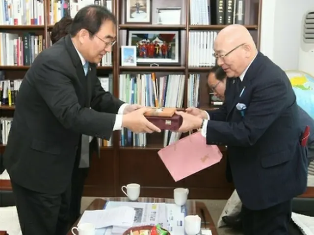 李承勲・清州市長（左）と国際箸文化協会の浦谷兵剛理事長（同市提供）＝１４日、清州（聯合ニュース）