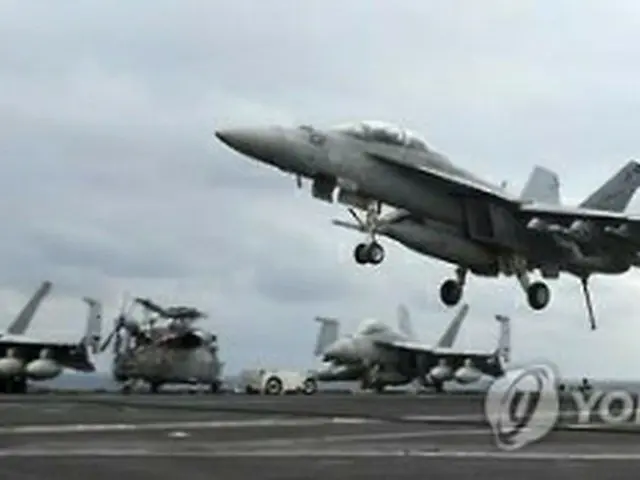 カール・ビンソンに着艦する戦闘攻撃機ＦＡ１８スーパーホーネット＝（聯合ニュース）