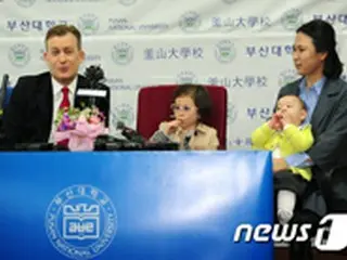 世界中を爆笑の渦へと巻き込んだ”BBC放送事故”教授ファミリー、記者会見に出席＝釜山