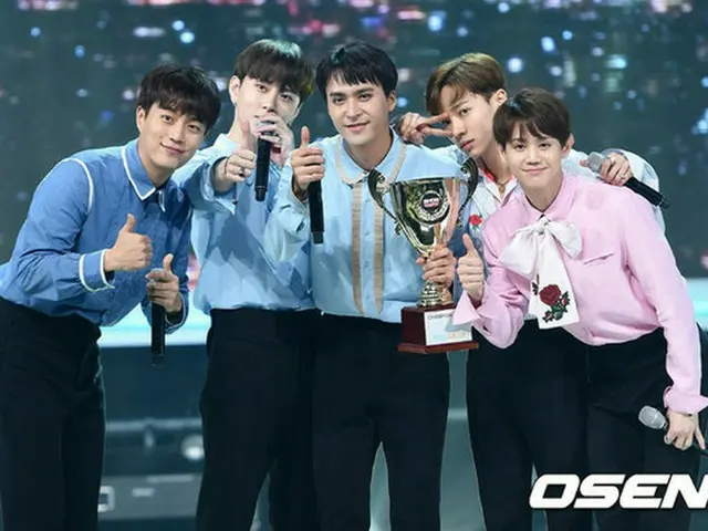 韓国アイドルグループ「Highlight」が1stアルバム発売後、初の完全体放送としてラジオ番組「Cultwo Show」に出撃する。（提供:OSEN）