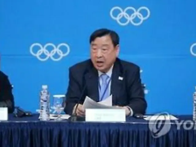 １５日に平昌で開かれたＩＯＣ第８回調整委員会の記者会見で発言する李熙範委員長（中央）＝（聯合ニュース）