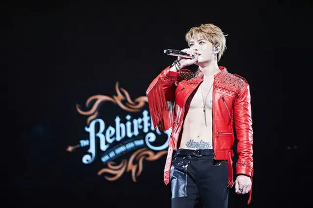 韓国アイドルグループ「JYJ」メンバーのジェジュンが、黒いリボンでタイのファンの心を慰めた。（提供:OSEN）