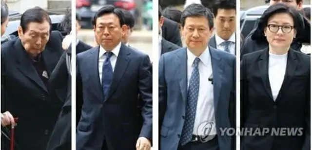 法廷に到着した創業家一族。左から辛格浩氏、辛東彬氏、辛東主氏、徐美敬氏＝２０日、ソウル（聯合ニュース）