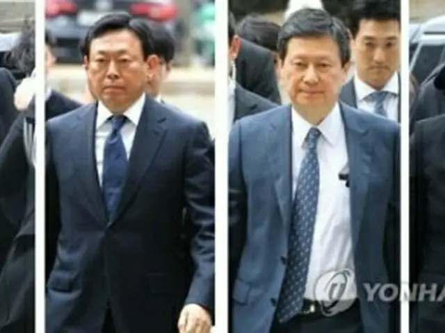 法廷に到着した創業家一族。左から辛格浩氏、辛東彬氏、辛東主氏、徐美敬氏＝２０日、ソウル（聯合ニュース）