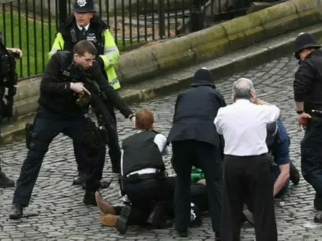 英・ロンドンでテロ…5人死亡・韓国人観光客含む40人負傷（提供:news1）