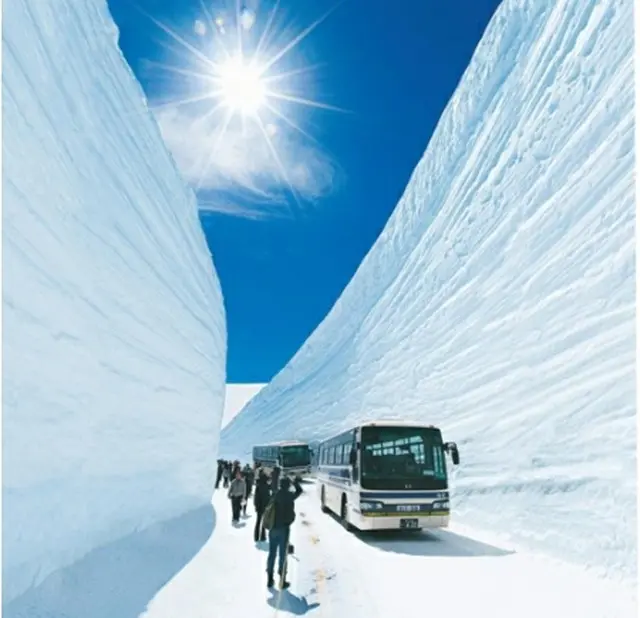 立山黒部アルペンルートの「雪の大谷」（エアソウル提供）＝（聯合ニュース）